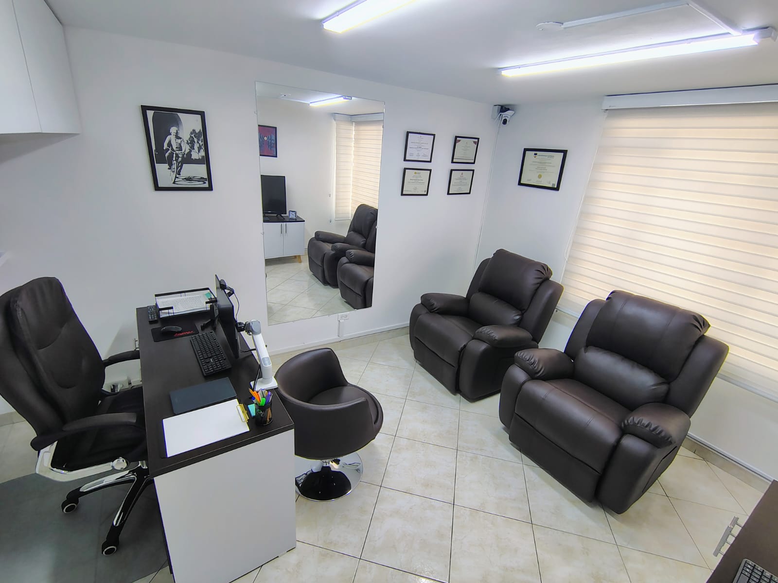 Consultorio amplio con espejo y sillones