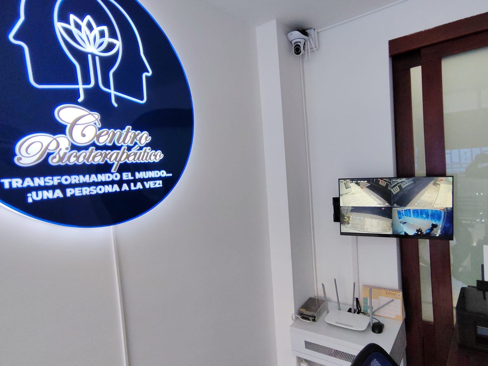 Aviso iluminado del Centro Psicoterapéutico en recepción
