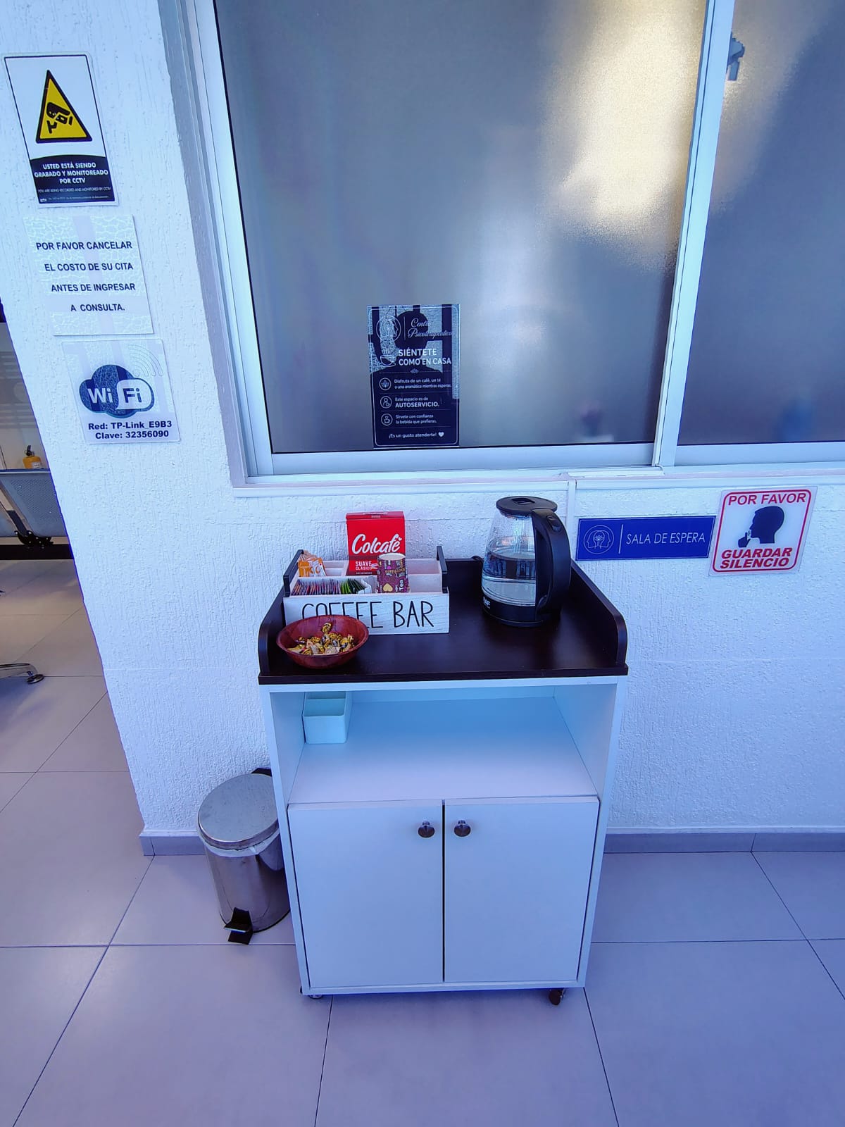 Estación de café de autoservicio en la sala de espera