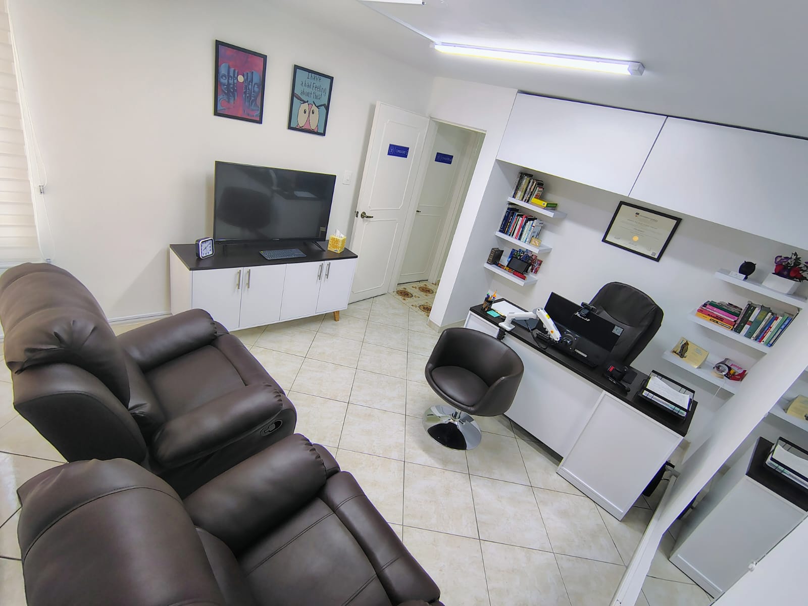 Consultorio con sillones reclinables para terapia