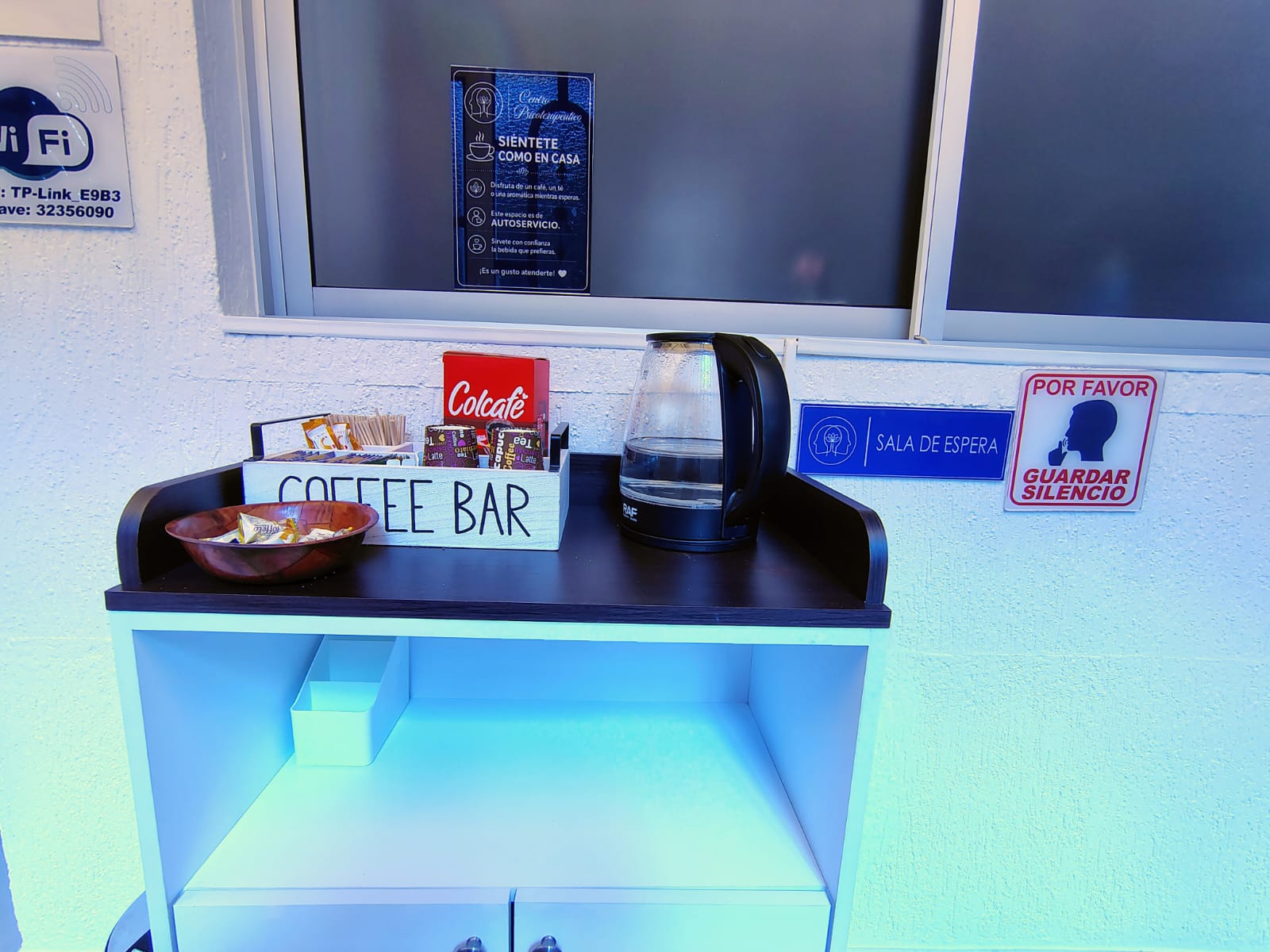 Barra de café con té y aromáticas para pacientes